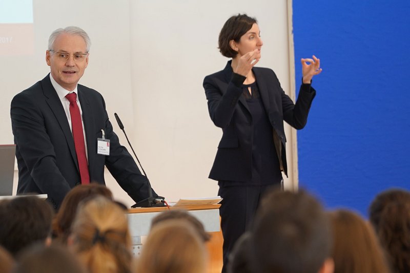 Gebärdensprachdolmetscher wie Jana Steinkraus (rechts, Hochschulpräsident Prof. Dr. Karl Stoffel links) sind in Deutschland rar.
