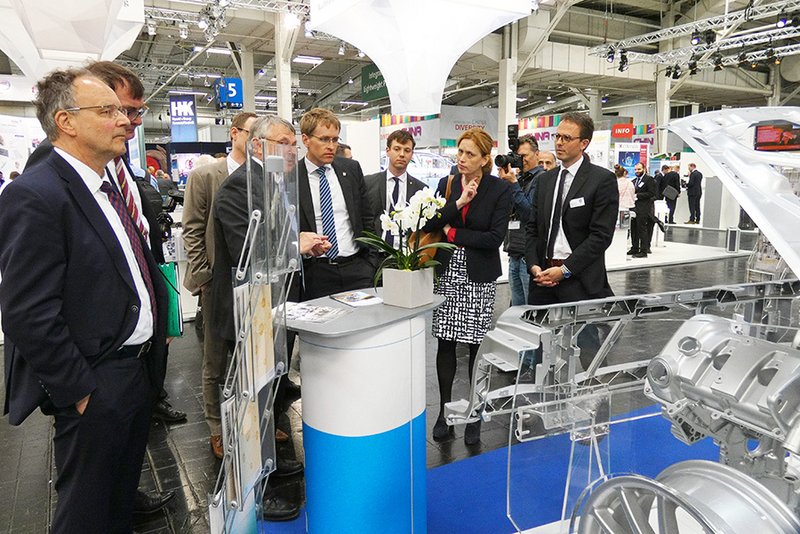 Besuchten den Leichtbau-Cluster-Stand: Schleswig-Holsteins Ministerpräsident Daniel Günther (3.v.l.) und die Bildungsministerin Schleswig-Holsteins, Karin Prien.