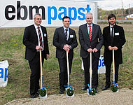 Beim Spatenstich zum neuen Logistikzentrum von ebm-papst (v.l.n.r.): Prof. Dr. Markus Schneider (wissensch. Leiter PuLL), Stefan Brandl Geschäftsführer ebm-papst Landshut GmbH, Hochschulpräsident Prof. Dr. Karl Stoffel, Michael Ettl (wissenschaftlicher