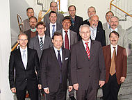 Die Vertreter der Hochschule Landshut und des Wissenschaftszentrums mit (1. Reihe v.l.n.r.): Geschäftsführer Dr. Norbert Fröhlich, geschäftsführender Direktor Prof. Dr. Martin Faulstich (beide Wissenschaftszentrum Straubing), Hochschulpräsident Prof