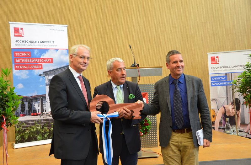 President of the University, Prof. Dr. Karl Stoffel, together with Dr. Ludwig Spaenle, Member of the State Assembly, accepted the symbolic key to the new building from the head of the State Construction Authority for Landshut, Reinhard Piper (l to r).