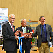 President of the University, Prof. Dr. Karl Stoffel, together with Dr. Ludwig Spaenle, Member of the State Assembly, accepted the symbolic key to the new building from the head of the State Construction Authority for Landshut, Reinhard Piper (l to r).