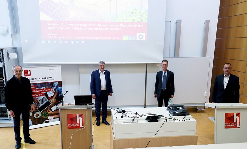 Bei der Begrüßung zum Webinar (v.l.n.r.): Hans Stanglmeier (Solarfreunde Moosburg), Prof. Dr. Josef Hofmann, Hochschulpräsident Prof. Dr. Fritz Pörnbacher, Prof. Dr. Markus Jautze (Dekan Fakultät Maschinenbau, alle Hochschule Landshut)