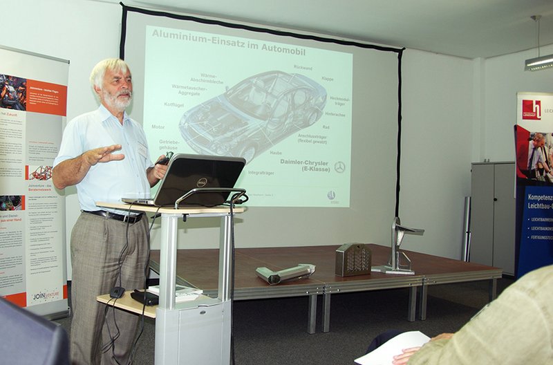 Prof. Dr.-Ing. Hirsch (Hydro Deutschland GmbH) erläuterte Eigenschaften und Einsatzmöglichkeiten von Alu.