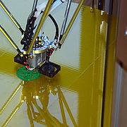 Bei der Fachausstellung gezeigter 3D-Drucker der PICCO´s 3D World GmbH (Deggendorf) bei der Arbeit.