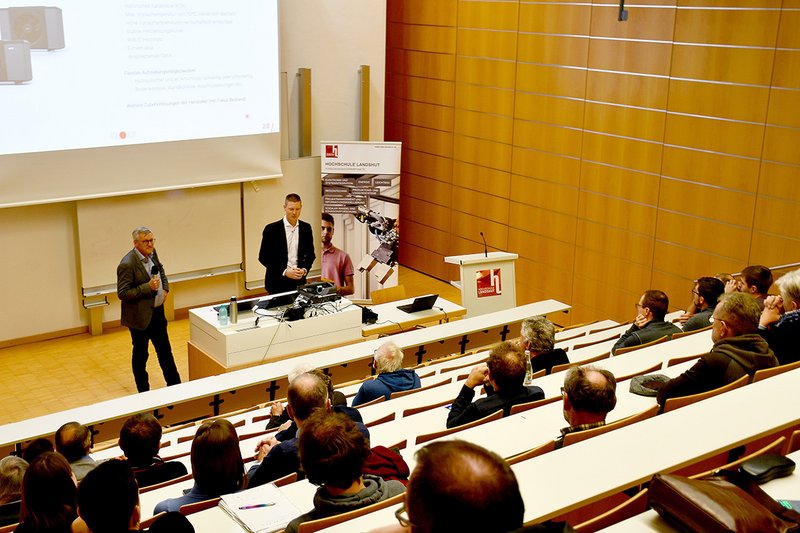 Die vielen Publikumsfragen, moderiert durch Prof. Dr. Josef Hofmann, zeigten die Bedeutung des Themas.  