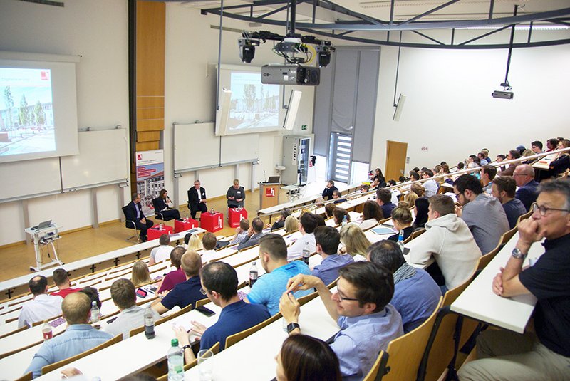 Rund 120 Teilnehmer/innen folgten interessiert der Podiumsdiskussion.