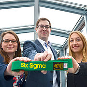 Die Wirtschaftsingenieure Carolin Tiebe, Fabian Stauber  und Anna Kühn (v. links) tragen jetzt den Six Sigma Green Belt. Damit dürfen sie Optimierungsprojekte in Unternehmen leiten.