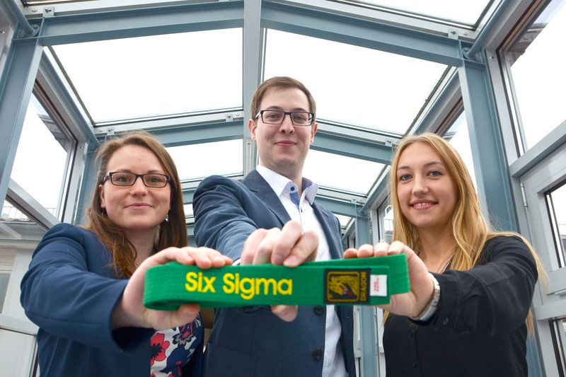 Die Wirtschaftsingenieure Carolin Tiebe, Fabian Stauber  und Anna Kühn (v. links) tragen jetzt den Six Sigma Green Belt. Damit dürfen sie Optimierungsprojekte in Unternehmen leiten.