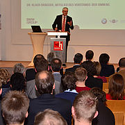 Hochschulpräsident Prof. Karl Stoffel begrüßt die circa 260 eingeladenen Gäste im Audimax der Hochschule Landshut