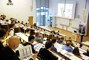 Volle Ränge bei der Begrüßung zum 9. Landshuter Leichtbau-Colloquium durch Hochschulpräsident Prof. Dr. Karl Stoffel.