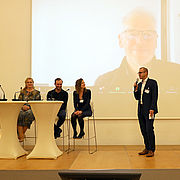 Den Abschluss der Veranstaltung bildete eine Podiumsdiskussion mit den Referenten*in der Veranstaltung.