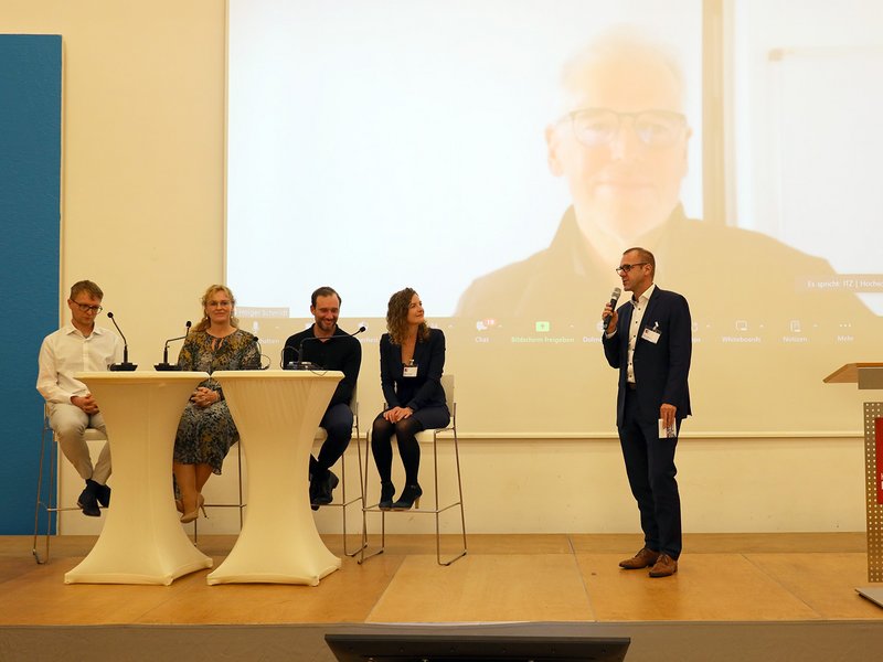 Den Abschluss der Veranstaltung bildete eine Podiumsdiskussion mit den Referenten*in der Veranstaltung.