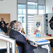 Segway als alternatives Fahrzeugkonzept präsentierte Hannes Buttmann (SEGWAY Deutschland Vertriebszentrale GmbH, Deggendorf), der seinen Vortrag auf dem einachsigen Gefährt hielt.