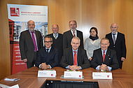 (v.l.n.r.): sitzend Prof. Dr. Thomas Zinser, Hochschulpräsident Prof. Dr. Karl Stoffel (beide Hochschule Landshut), Dr. Peter Küffner (Präsident des LSWB e.V.), stehend: Georg Birnkammer und Schulleiter Johann Cikanek (beide Staatliche Berufsschule 2 L