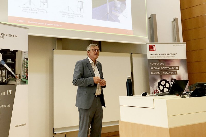 Die im Forschungsprojekt entwickelte kostengünstige Biogasanalge bietet gerade für kleinere landwirtschaftlichen Betriebe Potenzial, wie Prof. Dr. Josef Hofmann in seinem Vortrag zeigte.