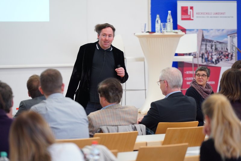 According to Dr. Thomas Schutz of Munich University of Applied Sciences, smart phones, tablets and the like are valuable learning tools but can also quickly distract students.