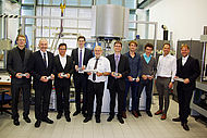 Die Vertreter der Projektpartner Dr.-Ing. Hans-Peter Vogt (Magnesium Flachprodukte GmbH, 3.v.l.), Prof. Dr.-Ing. Klaus Eigenfeld (Gießerei-Institut der TU Bergakademie Freiberg, 5.v.l.), Dr.-Ing. Boris Künkler (Adam Opel AG, 6.v.l.) mit Prof. Dr. Otto H