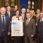 Die Landshuter Parter aus Politik und Hochschule gemeinsam mit Minister Ilse Aigner bei der Übergabe des Förderbescheids. (Foto: Stadt Passau)