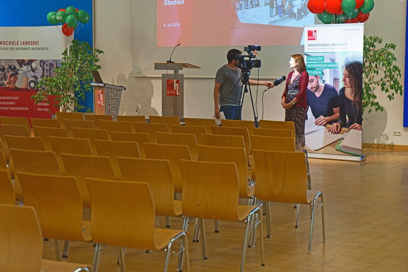 Isar TV interviewt die Dekanin der neuen Fakultät, Prof. Dr. phil. Karin E. Müller.
