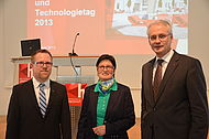 v.l. Prof. Dr. Holger Timinger, die Geschäftsführerin der Bayer. Forschungsstiftung, MRätin Dorothea Leonhardt und Hochschulpräsident Prof. Dr. Karl Stoffel informierten beim Innovations- und Technologietag 2013