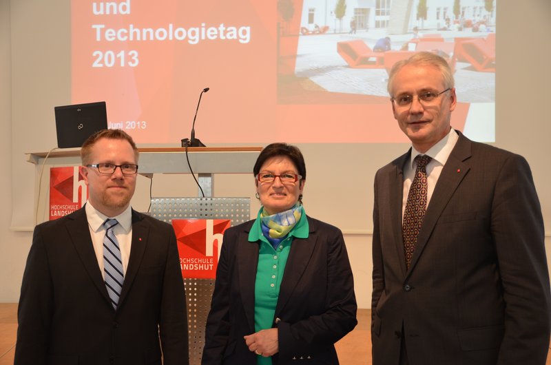 v.l. Prof. Dr. Holger Timinger, die Geschäftsführerin der Bayer. Forschungsstiftung, MRätin Dorothea Leonhardt und Hochschulpräsident Prof. Dr. Karl Stoffel informierten beim Innovations- und Technologietag 2013