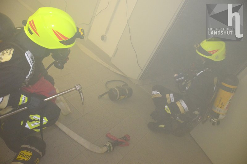 Dichter Rauch im Keller der Hochschule: Die Feuerwehrleute arbeiteten sich auf Knien zum Einsatzort vor