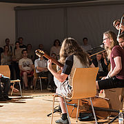 Ein und Drei machen akustische Musik von Swing über Pop bis zu Disneyhits.