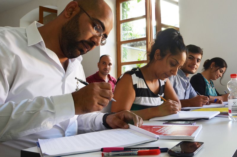 In Deutschkursen der Hochschule Landshut bereiten sich Syrer und eine US-Amerikanerin auf den Einstieg in Studium oder Beruf vor.
