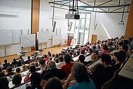 Mathematik am Samstagnachmittag – und das auch noch freiwillig? Kein Problem, wenn Professor Ludwig Griebl zum Vortrag bittet. Der größte Hörsaal an der Hochschule war komplett besetzt.
