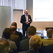 Prof. Dr. Otto Huber, wissenschaftlicher Leiter des Cluster Leichtbau an der Hochschule Landshut bei der Einführung.