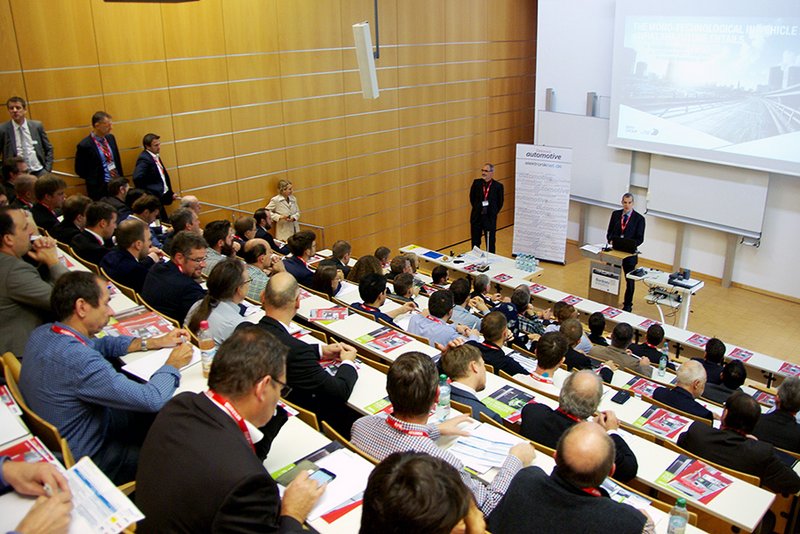 Prof. Dr. Mathias Rausch bei der Begrüßung der Teilnehmer/innen.