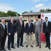 Auf dem Gelände des geplanten Technologiezentrums (v. li.): Prof. Timinger, Prof.  Röh, Präsident Prof. Stoffel, Dr. Heubisch, Bgm. Pellkofer und Prof. Kumpf.