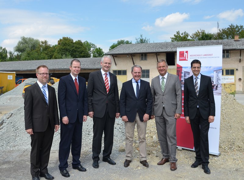 Auf dem Gelände des geplanten Technologiezentrums (v. li.): Prof. Timinger, Prof.  Röh, Präsident Prof. Stoffel, Dr. Heubisch, Bgm. Pellkofer und Prof. Kumpf.