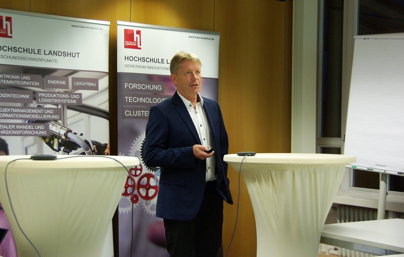 Dr.-Ing. Uwe Behmel bei seinem Vortrag zum Thema Wasserstoff.