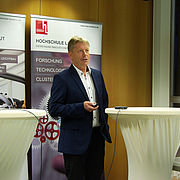 Dr.-Ing. Uwe Behmel bei seinem Vortrag zum Thema Wasserstoff.