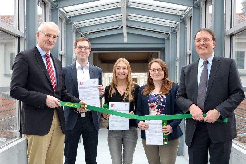 Hochschulpräsident Prof. Dr. Karl Stoffel und Prof. Dr. Thomas Faldum (außen, v. links) haben Zertifikate und Gürtel übergeben.