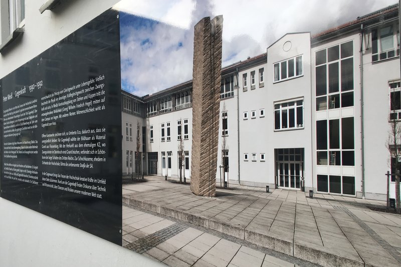 Die Steinskulptur auf dem Campus heißt "Gegenkraft" und steht unter anderem für Gleichgewicht in der Gesellschaft.