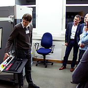 Ein Röntgenprüfsystem für elektronische Baugruppen präsentiere Prof. Dr. Artem Ivanov bei der Laborführung.