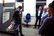 Ein Röntgenprüfsystem für elektronische Baugruppen präsentiere Prof. Dr. Artem Ivanov bei der Laborführung.
