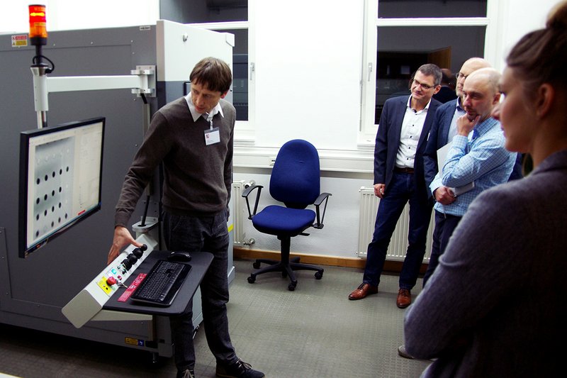 Ein Röntgenprüfsystem für elektronische Baugruppen präsentiere Prof. Dr. Artem Ivanov bei der Laborführung.