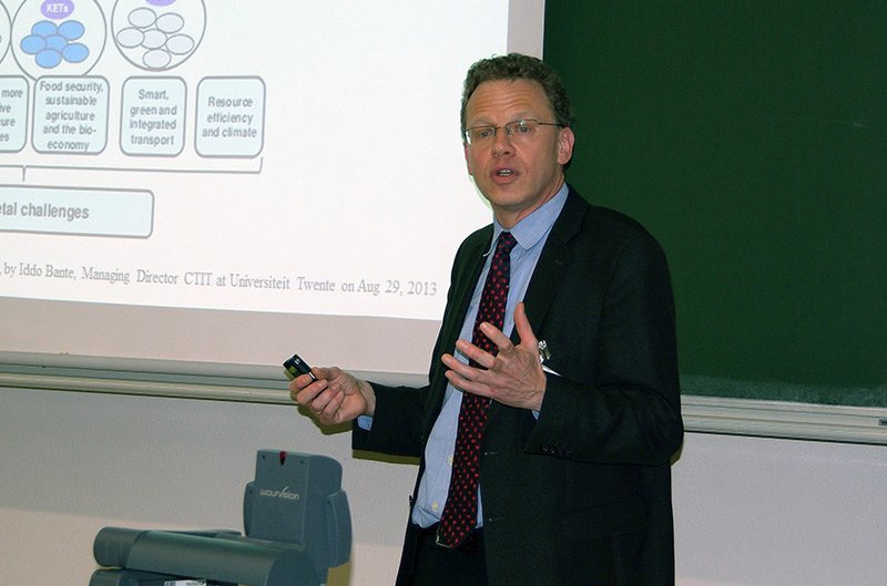 Dr. Bernhard Ruf (VDI/VDE/IT) bei seinem Vortrag.