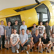 Die Studierenden des Bachelors Automobilwirtschaft zusammen mit Organisator Prof. Dr. Carsten Röh (Fakultät Elektrotechnik/Wirtschaftsingenieurwesen, ganz links im Bild) bei Lamborghini.