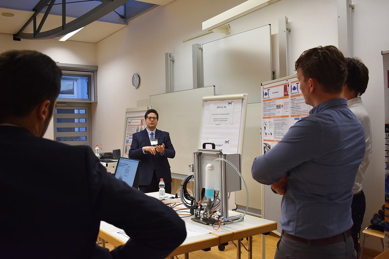 In Workshops wurden Ideen von digitalen Geschäftsmodellen entwickelt, hier mit Prof. Dr. Abdelmajid Khelil.