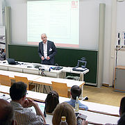 Hochschulpräsident Prof. Dr. Karl Stoffel bei der Begrüßung der Teilnehmer/innen.