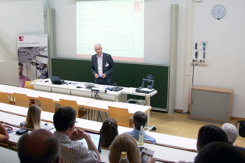 Hochschulpräsident Prof. Dr. Karl Stoffel bei der Begrüßung der Teilnehmer/innen.