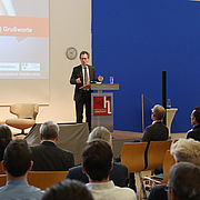 Hochschulpräsident Prof. Dr. Fritz Pörnbacher begrüßte die LLF-Teilnehmer*innen.