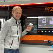 Sebastian Schmid in der Produktion / Bedienoberfläche Concept-Laser-M2 mit Bionischem Metallbauteil