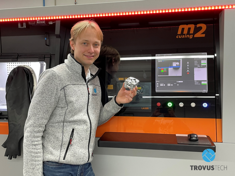 Sebastian Schmid in der Produktion / Bedienoberfläche Concept-Laser-M2 mit Bionischem Metallbauteil