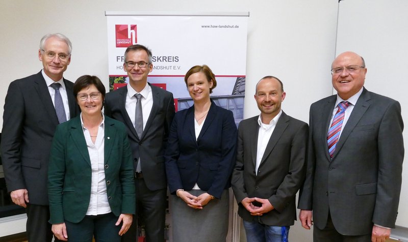 Von links: Hochschulpräsident Prof. Dr. Karl Stoffel, MdL Rosi Steinberger, Prof. Dr. Andreas Breidenassel, Prof. Dr. Stefanie Remmele, Prof. Dr. Johann Jaud (alle drei vom Bereich Medizintechnik der Hochschule), Vorsitzender des Freundeskreises Ludwig Z